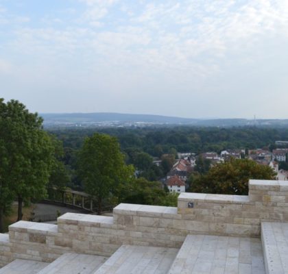 Ant „Grimmwelt Kassel“ muziejaus stogo, nuo kurio matosi „Karlsaue State Park“ parkas ir „Weinberg Bunker“ arkos